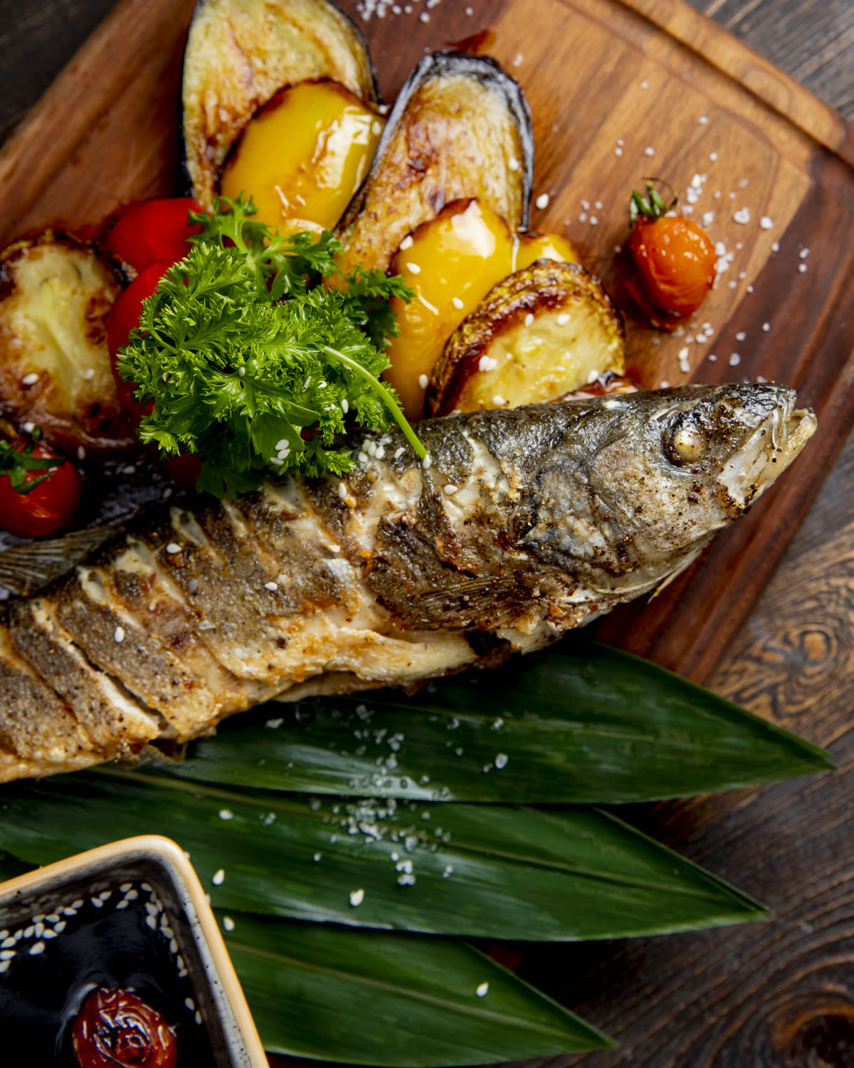 Fish BBQ — asma yaprağında levrek