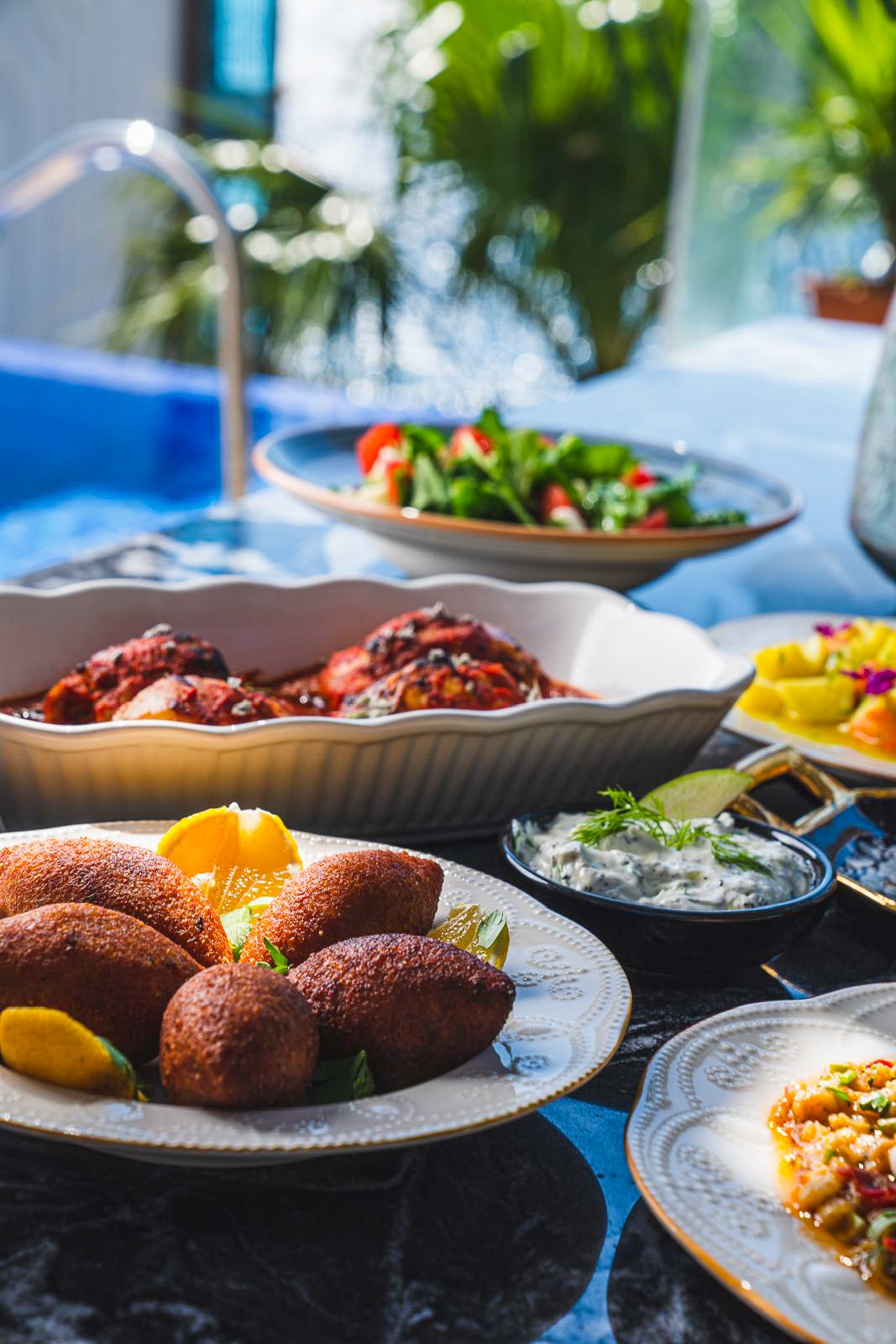 Türk sofrası — içli köfte, mezeler ve salata